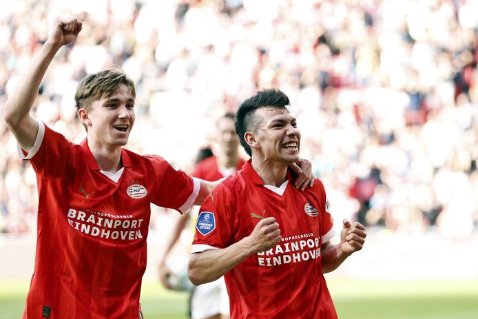 Tygo Land en Hirving Lozano vieren de 6-0 van PSV tegen Vitesse.