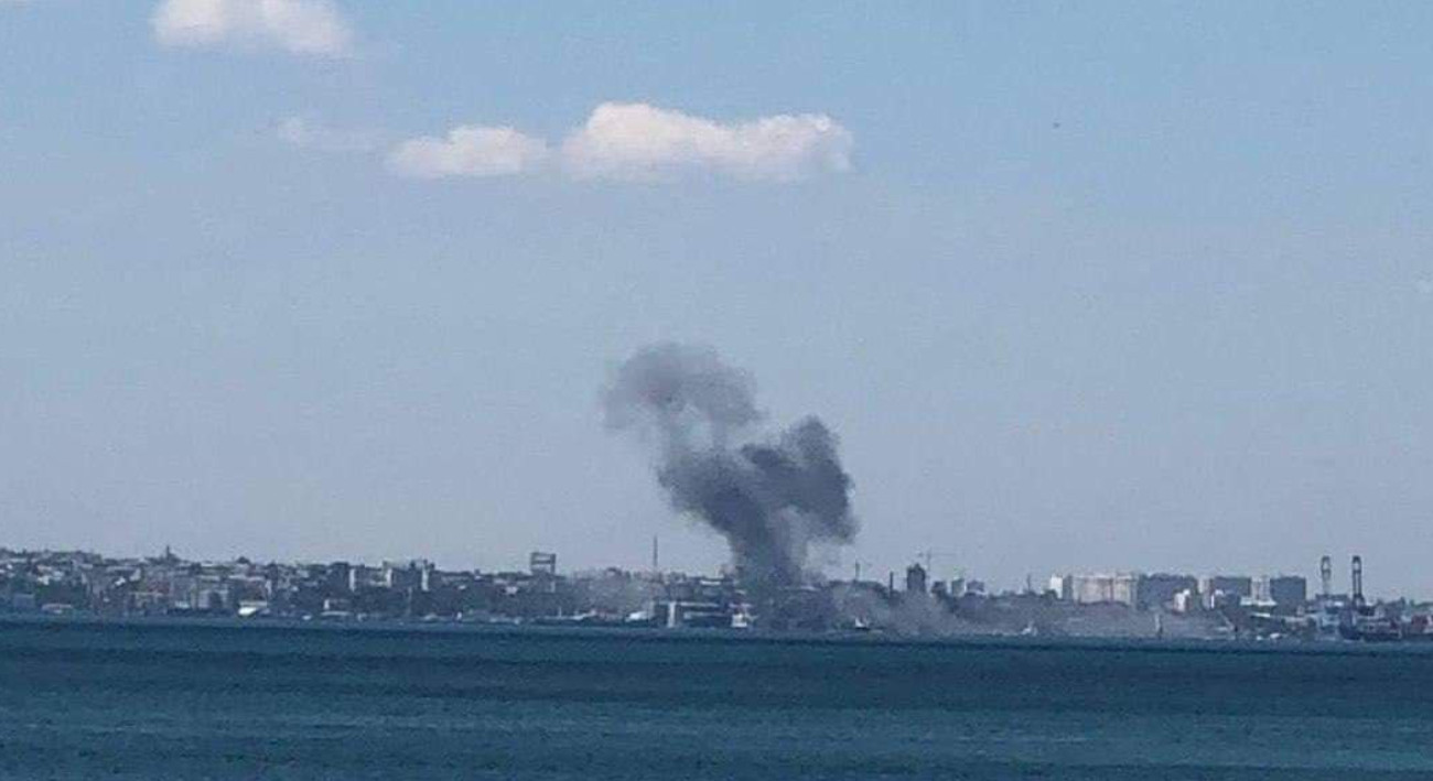 Een zwarte rookpluim boven de haven van Odesa na de Russische raketaanval.