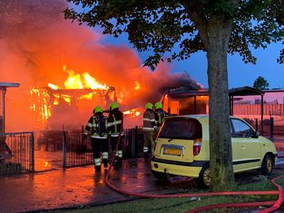 Chalet op Camping Heerewaarden in vlammen opgegaan, een man naar het ziekenhuis