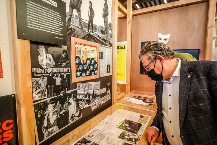 Snuisteren in het Brugse archief, zoals burgemeester Dirk De fauw hier doet tijdens de expo ‘Ik was 18 in 80', kan ook digitaal. (Archieffoto)