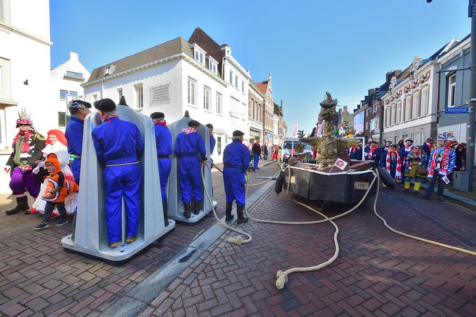 De boerenploeg maakt een sanitaire stop, prins Markus I en zijn gevolg moeten even wachten.