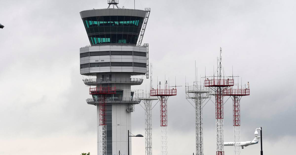 Draait Vakantieverkeer In De Soep Door Staking Luchtverkeersleiders Acv Sluit Het Niet Uit Binnenland Hln Be