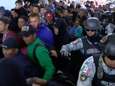KIJK. Beelden tonen chaos aan Amerikaans-Mexicaanse grens wanneer honderden migranten door bewaking breken