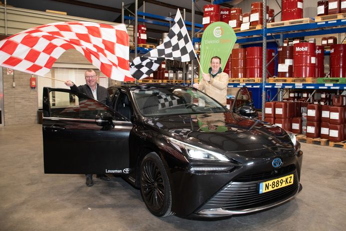 Jackij Aers (links) en Arjan de Putter bij de waterstofauto die meedoet aan de rally 18 maart door Zeeuws-Vlaanderen.