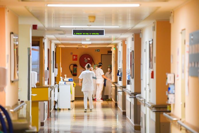 Entre le 20 et le 26 octobre, 121 admissions quotidiennes à l’hôpital de patients atteints du coronavirus ont également été enregistrées, en augmentation de 53% par rapport à la période de référence précédente. Au total, 1.312 personnes infectées sont hospitalisées (+39%), dont 260 traitées en soins intensifs (+13%).