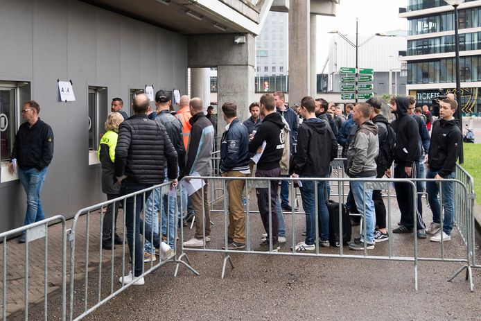 Fans van Ajax staan in de rij om hun kaartje voor de finale op te halen.