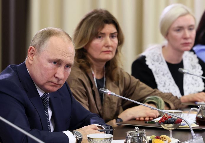 Le président russe Vladimir Poutine a participé à une réunion avec des mères de militaires russes participant à l'opération militaire en Ukraine, à l'approche de la fête des mères, à la résidence d'État de Novo-Ogaryovo, dans les environs de Moscou, ce 25 novembre 2022.
