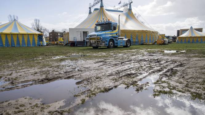 Circus Renz zit vast in modder in Almelo en kan niet naar Nijverdal komen