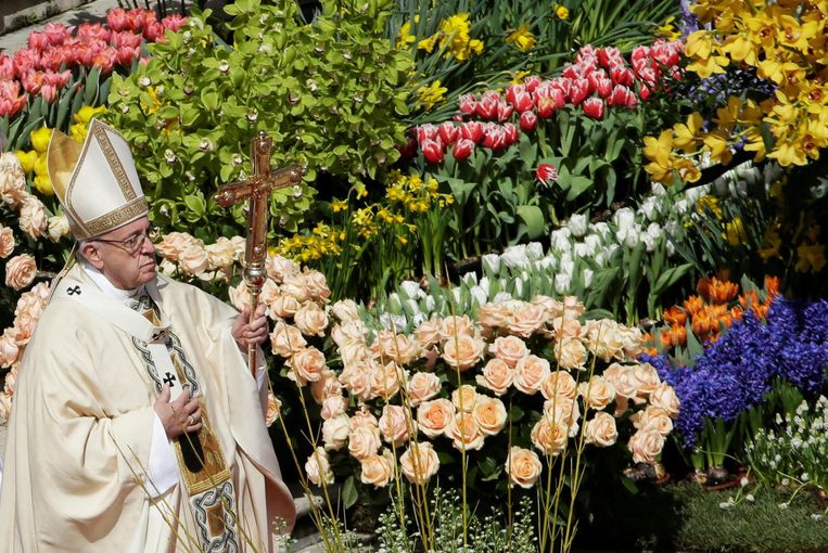 Paus Franciscus gaat voor in de paasmis op het Sint-Pietersplein in Vaticaanstad. Beeld Reuters