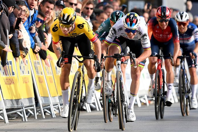 Primoz Roglic spurt naar de zege.