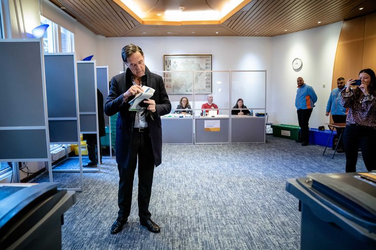 VVD-leider Mark Rutte brengt zijn stem uit voor de Provinciale Statenverkiezingen en de Waterschapsverkiezingen, in het kantoor van de Unie van Waterschappen.  Beeld ANP