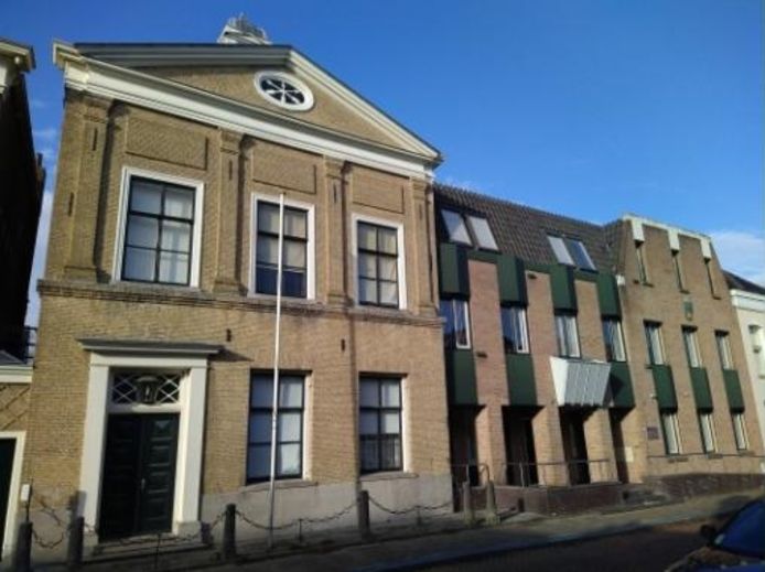 Oude gemeentehuis Dirksland staat te koop bieden kan vanaf half
