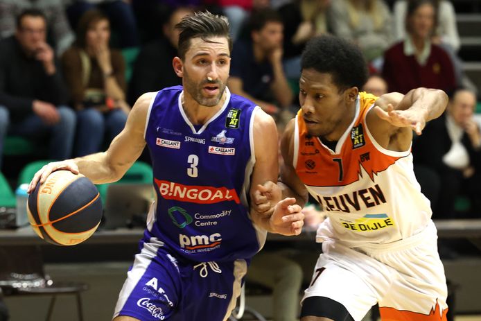 KeVaughn Allen (r.) in duel met Domien Loubry. Beiden eisten voor de rust een hoofdrol op.