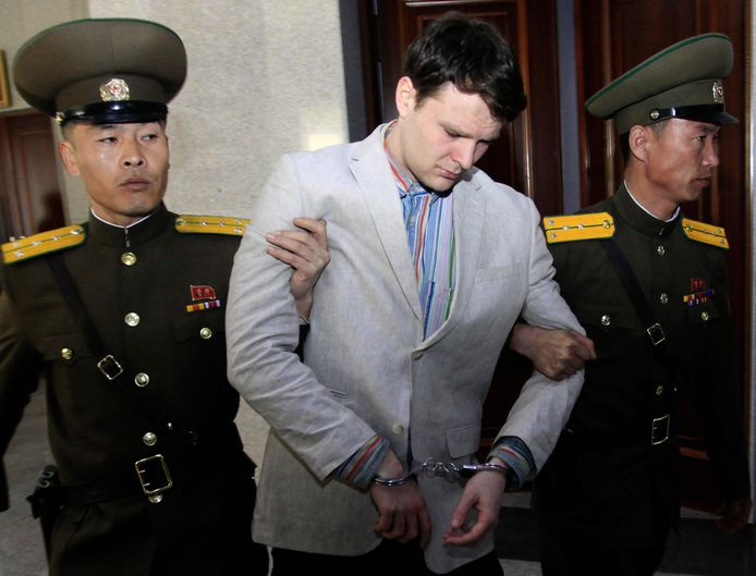 Otto Warmbier wordt voorgeleid in de rechtbank in Noord-Korea.