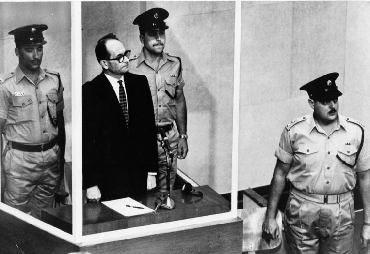 Adolf Eichmann in 1961, waar hij wordt berecht wegens oorlogsmisdaden Beeld ap