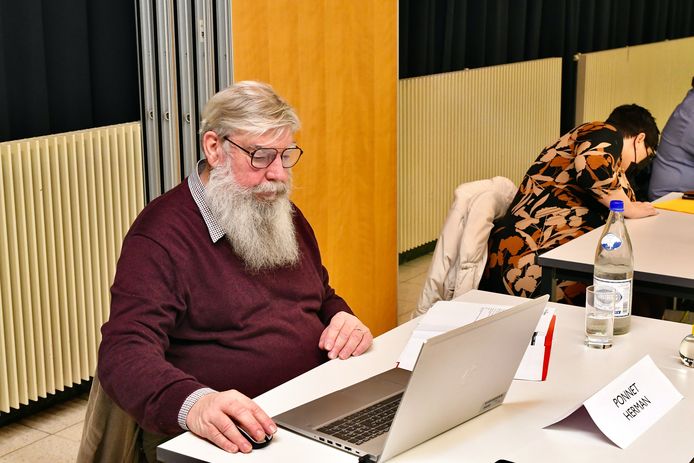 Gemeenteraad Menen. Herman ponnet neemt straks afscheid als schepen en volgt zijn laatste gemeenteraad als schepen