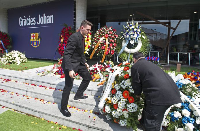 Familie Cruijff Houdt Plechtigheid In Camp Nou Sport Bd Nl