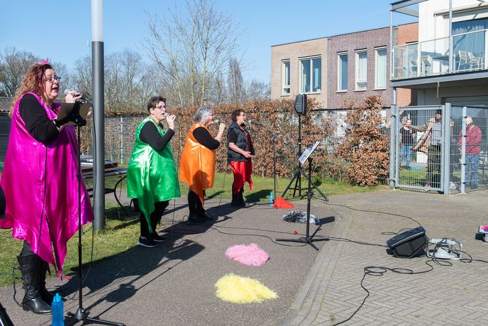 Zanggroep Trekdrop en De Zuurtjes uit Etten-Leur geeft een troostconcert voor verstandelijk gehandicapten in Rijsbergen.