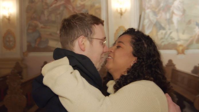 Victoria en Sjoerd sluiten elkaar in de armen.