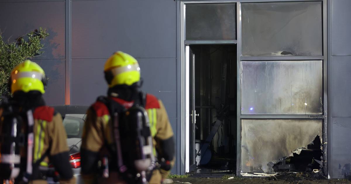 Flinke schade na explosie bij bedrijfspand aan de Laan van Deelen in Den Haag