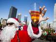 Les Pères Noël fêtards écument les bars