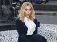 Le vent soulève la jupe d'Elizabeth Olsen