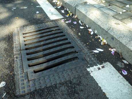 Leids mysterie: dit is waarom er twee putten naast elkaar in het wegdek zitten
