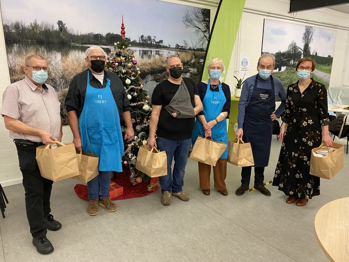 Vrijwilligers bereiden en bezorgen deze week 400 kerstmaaltijden aan kwetsbare inwoners in de stad Turnhout
