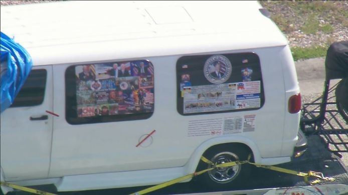 Het busje met Trump-stickers.