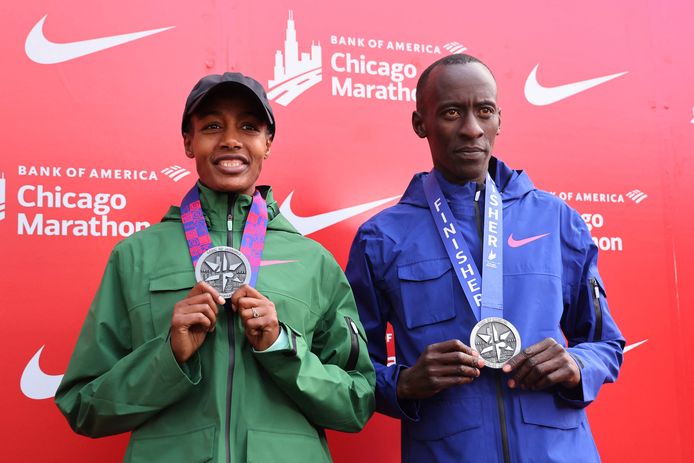 Sifan Hassan en Kelvin Kiptum houden trots hun medailles vast na het winnen van de Chicago Marathon op 8 oktober 2023.