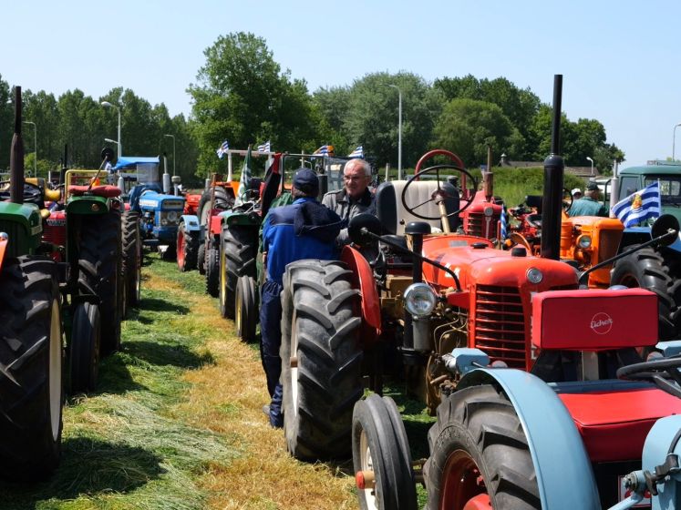 Tachtig antieke tractoren rijden door Zeeuws-Vlaamse landschap