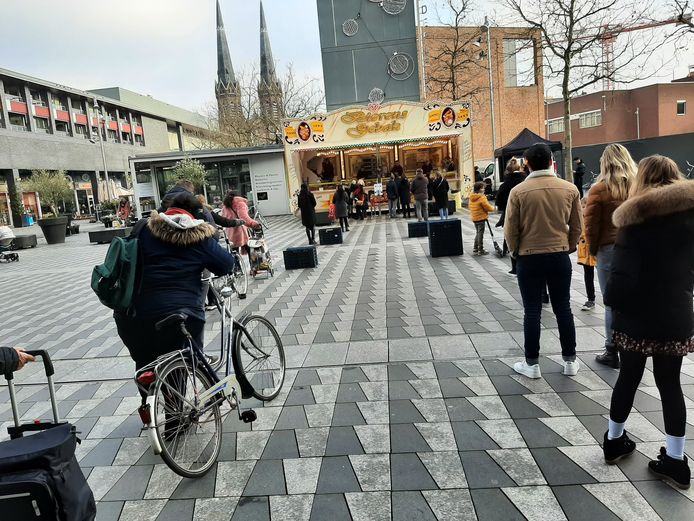 Twee lange rijen voor de oliebollenkraam in het centrum van Tilburg.