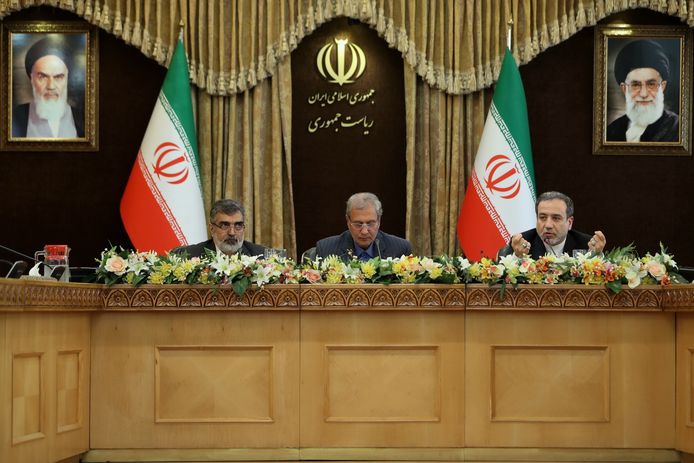 De Iraanse onderminister van Buitenlandse Zaken (rechts) legt uit wat zijn land van plan is.