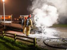 Wagen met laadbak zwaar beschadigd door brand in Helmond