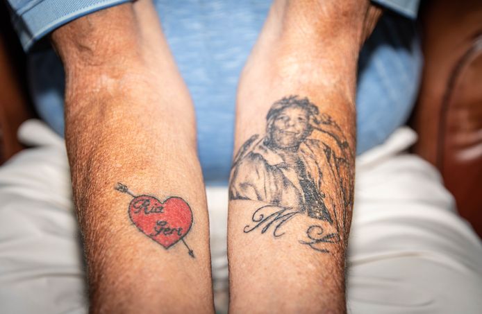 Op zijn rechterarm liet Gert een hart laten tatoeëren, toen zijn vrouw naar het zorgcentrum ging. Op haar verjaardag, een jaar geleden, liet hij haar portret op zijn linkerarm zetten.