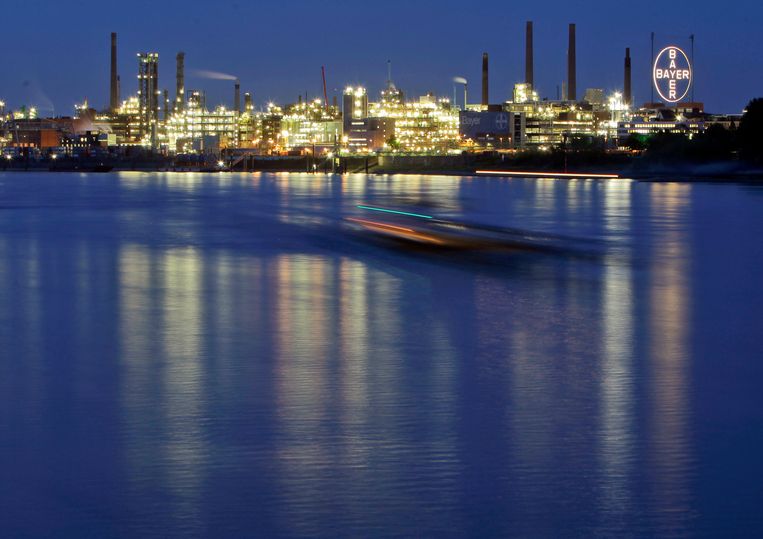 De fabriek van chemieconcern Bayer aan de Rijn.  Beeld AP