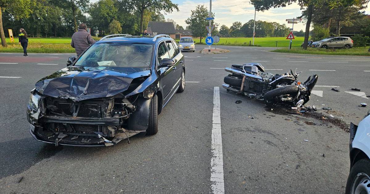 Motorrijder gewond na 'dubbele' botsing in Beltrum en moet per ambulance naar het ziekenhuis