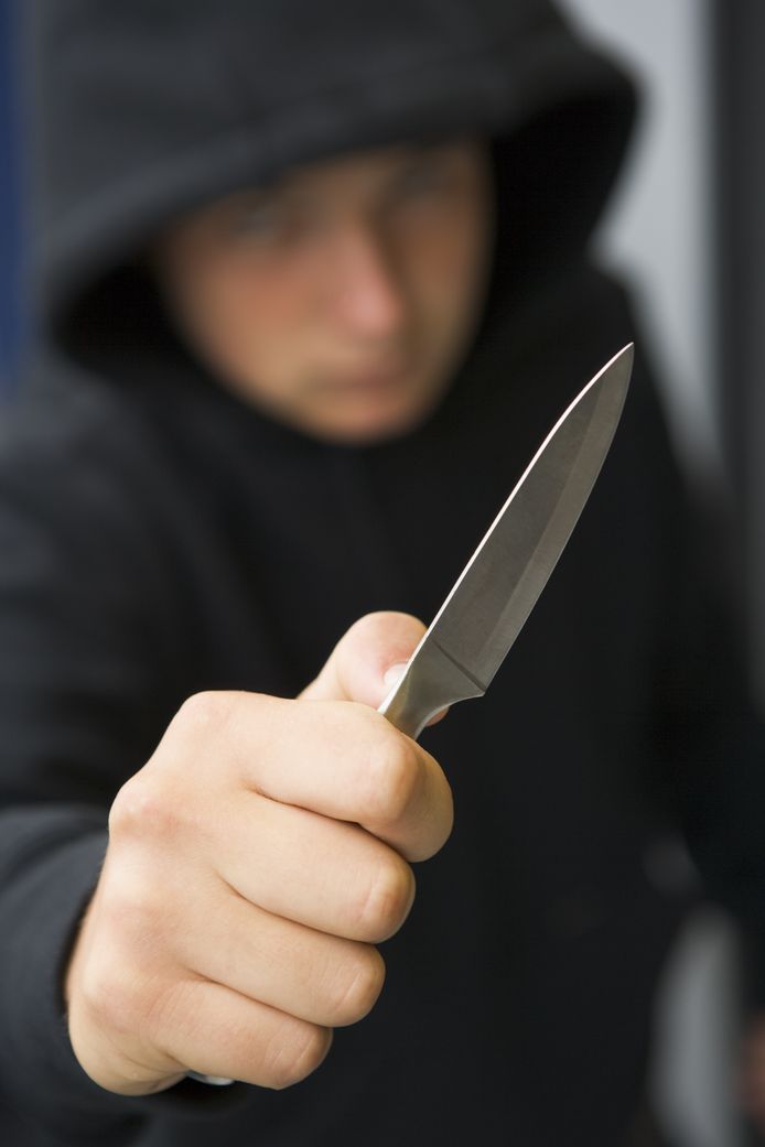Illegalen steken man op klaarlichte dag met mes om hem nadien te beroven parket vraagt 40