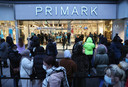 Enorme rij bij een Primark-filiaal.