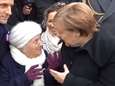 “Bent u madame Macron?” Dametje van honderd jaar ziet Angela Merkel aan voor echtgenote van Franse president
