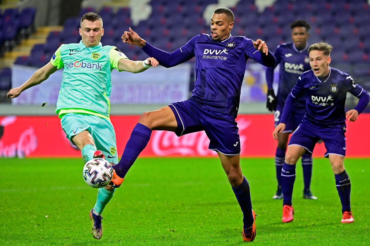 Genk-middenvelder Bryan Heynen (links) gaat stevig in duel met Lukas Nmecha in Anderlecht. Beeld Photo News