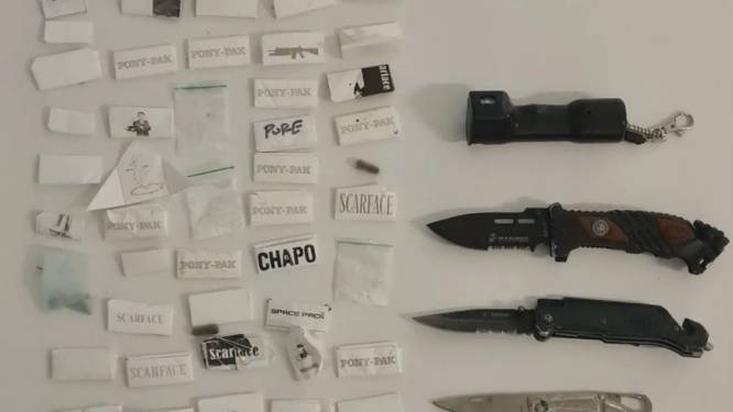 Politie deelt ‘schrikbarende opbrengst’ van in beslag genomen drugs en steekwapens Rotterdamse horeca