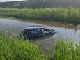 De auto stond half onder water.