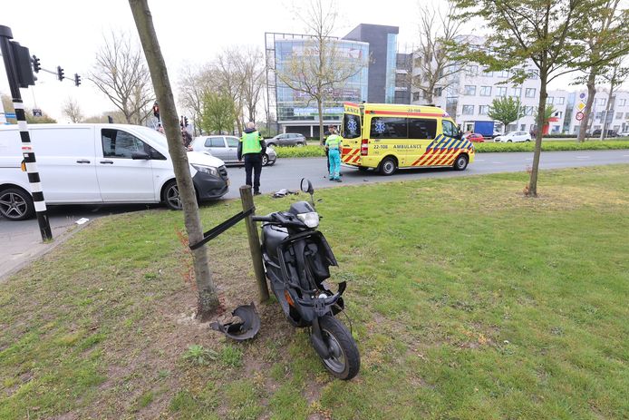 Ongeluk in Eindhoven waarbij scooterrijder gewond raakte.
