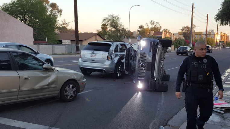 Een zelfrijdende Volvo ligt op zijn kant na een botsing in Tempe, Arizona (VS). Beeld Reuters