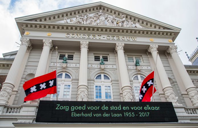 Aan het Concertgebouw hangen twee Amsterdamse vlaggen halfstok. Op een lichtbak staat 'Zorg goed voor de stad en voor elkaar. Eberhard van der Laan 1955-2017'. Deze woorden schreef de burgemeester in zijn laatste brief aan de Amsterdammers.