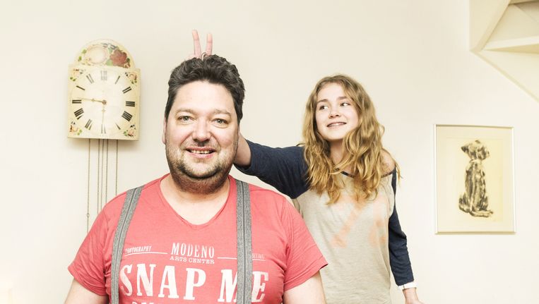 Mike Boddé thuis met zijn dochter en vrouw. Hij is het als een last gaan ervaren om almaar grappig te moeten zijn. Beeld Sanne De Wilde
