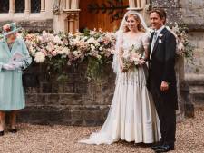 Tóch nog getrouwd: prinses Beatrice geeft in diepste geheim jawoord in ‘geleende’ jurk Queen Elizabeth