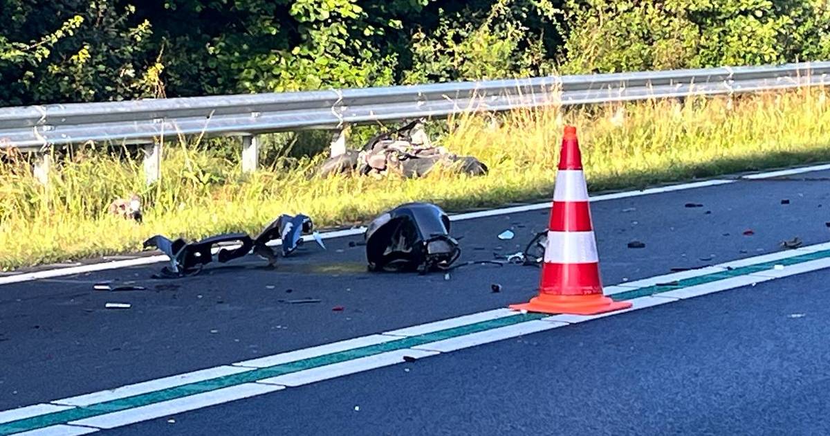 Motorrijder botst op N377 bij Dedemsvaart tegen bestelbus en raakt gewond, weg volledig dicht