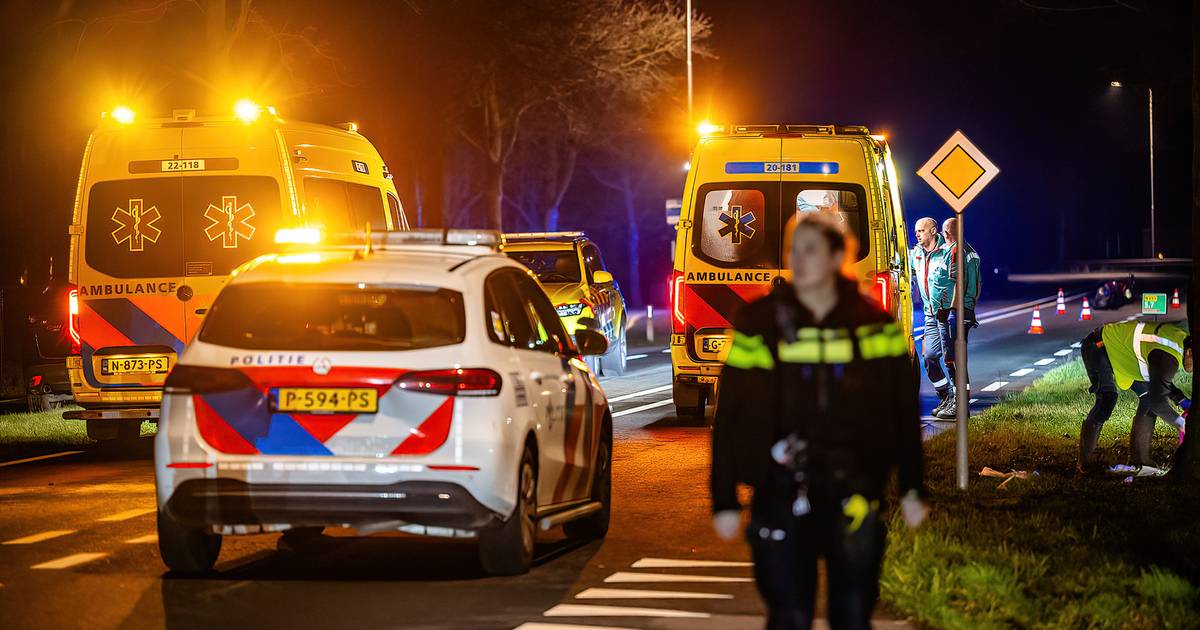 Motorrijder valt op N395 na botsing en schuift 75 meter door op wegdek, zwaargewond naar ziekenhuis.